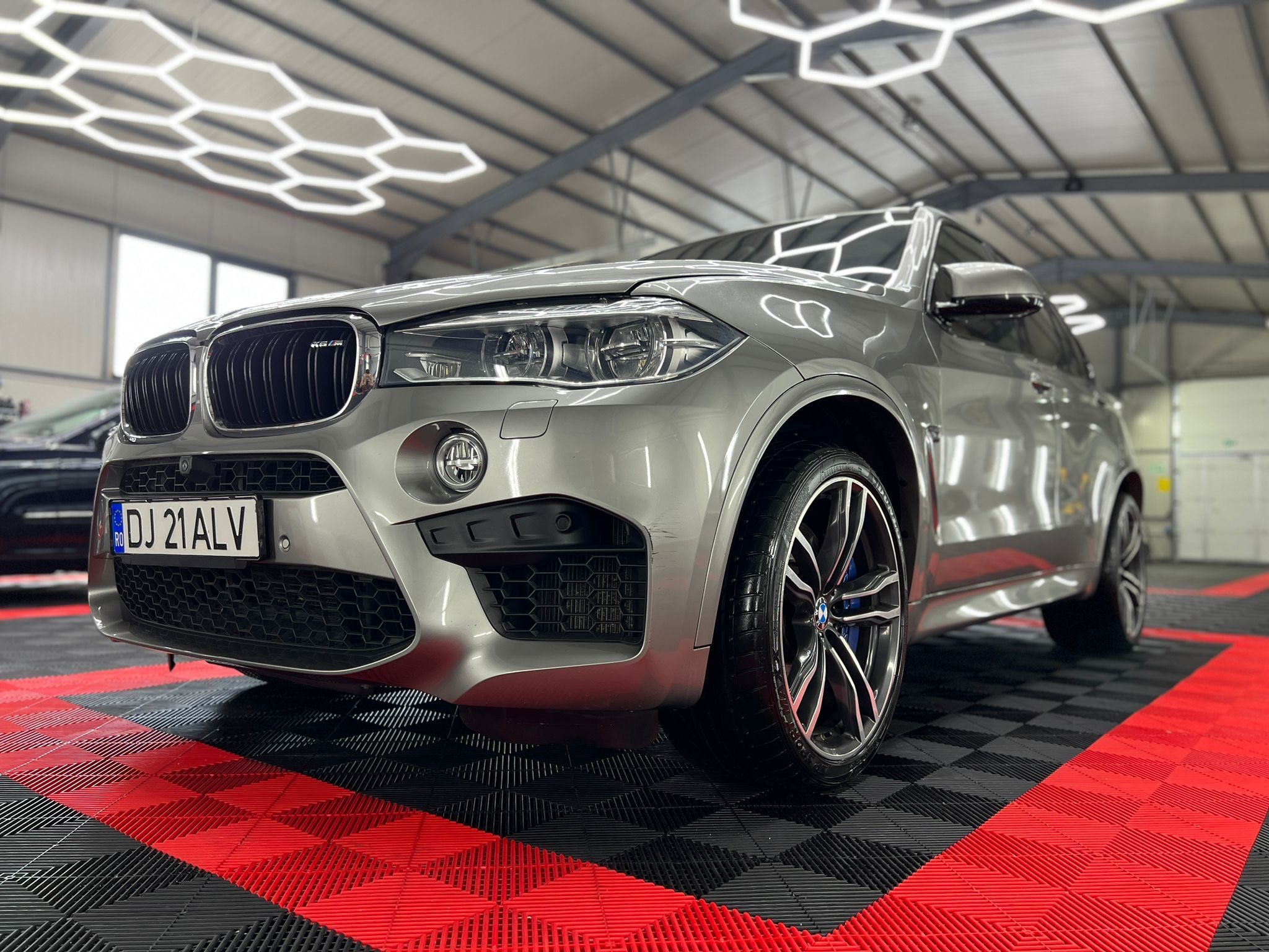 BMW X5M 575 cai accept si unele variante