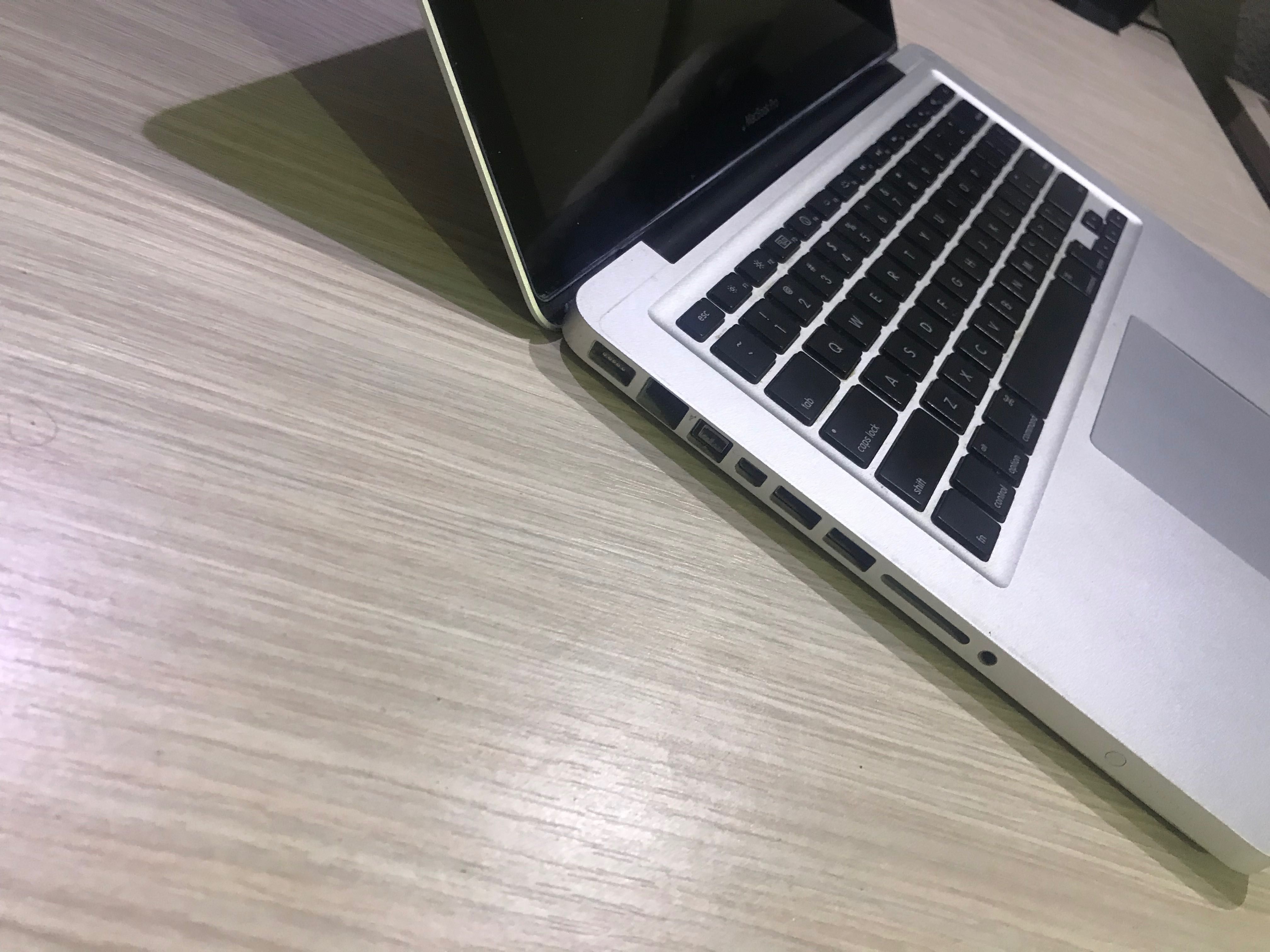 vând MacBook pro