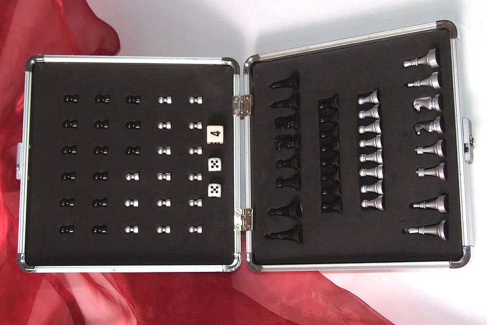 Table, Sah, Dame (3 in 1), piese magnetice BROOKSTONE, ideal calatorii