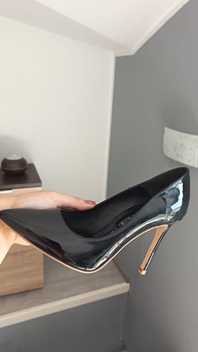 Vând pantofi stiletto negru lăcuit Nr 38