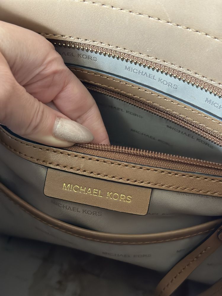 Michael kors чанта