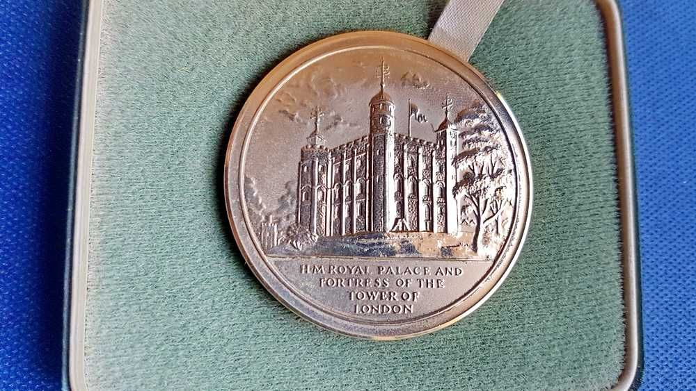 F383- Medalia Palatul Roialitatii si Turnul Londrei 1952-1977 bronz..