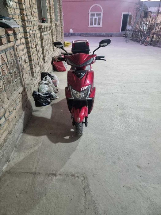 elektron skuter zaryad qilib yuriladi