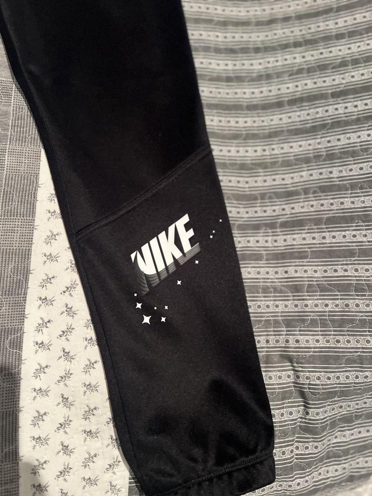 Nike sportswear XL (158-170) суичър и панталон