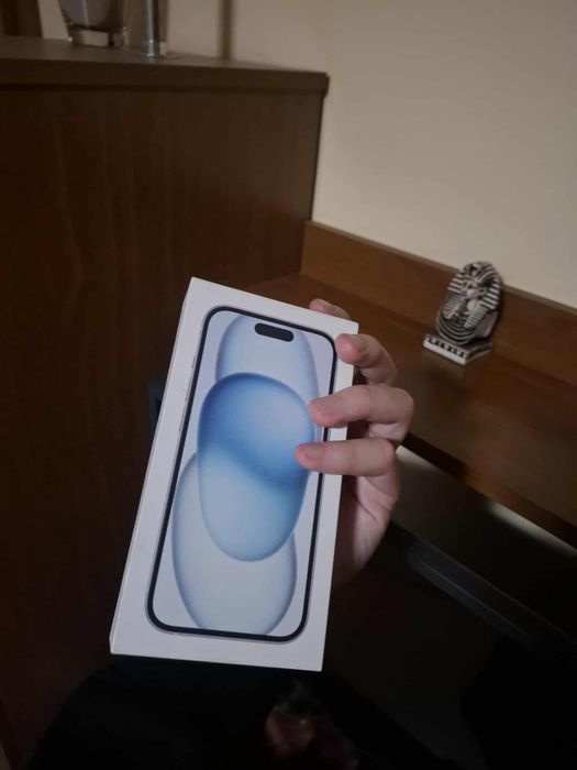 Продавам Iphone 15 256GB Blue