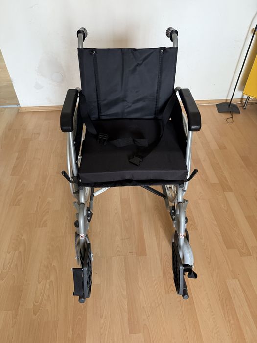 Scaun cu rotile putin utilizat