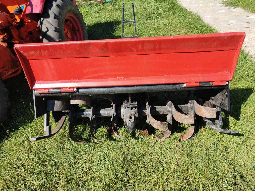 Tractoraș (dotat cu freze si plug)