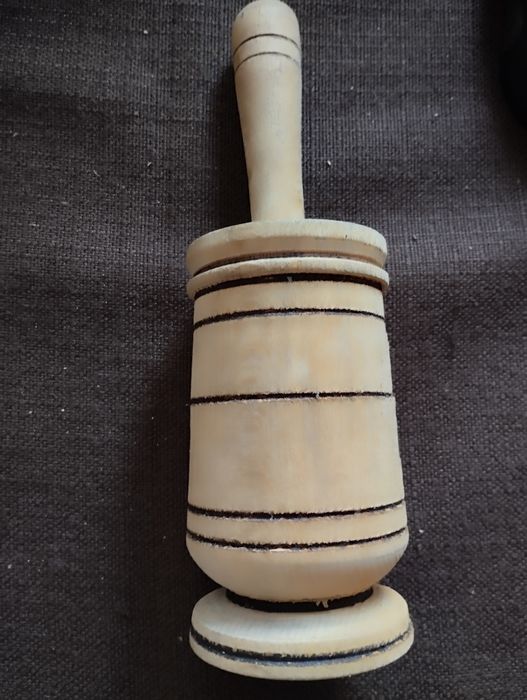 Vand dozator mirodenii și mojar cu pistil cioplite in