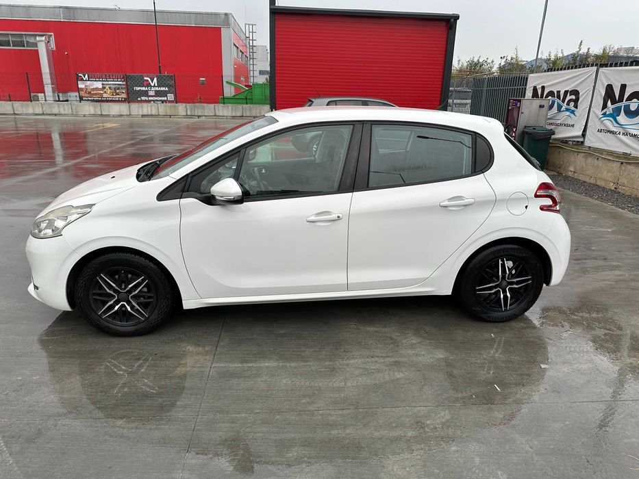 * Peugeot  208 *
