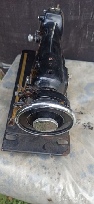 Стара шевна машина LADA