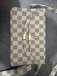 vand geanta louis vuitton