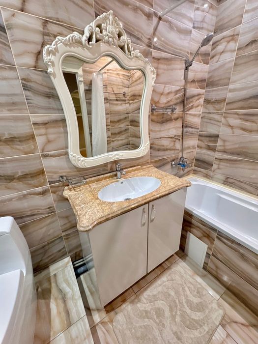 Продам раковину с тумбой, со смесителем + зеркало в подарок