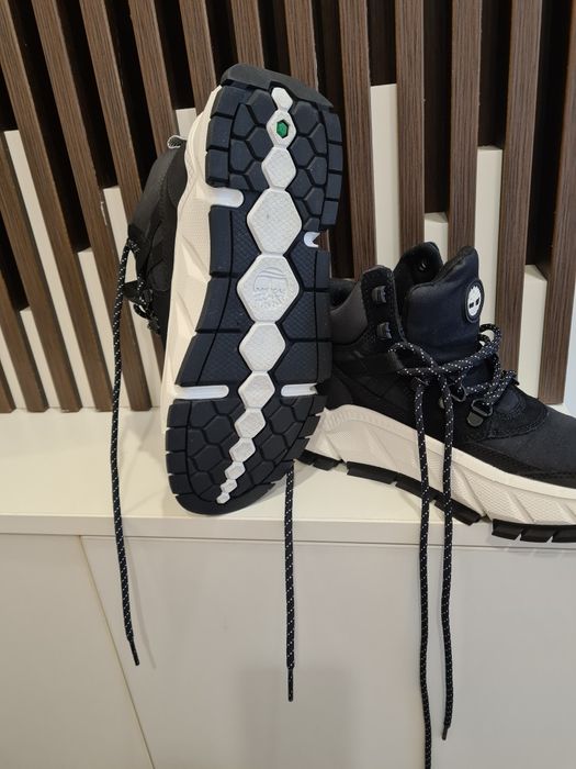 Vând adidasi stil gheata Timberland