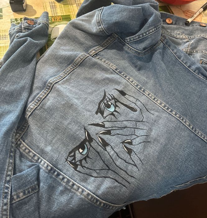 Geaca de blugi pictată manual