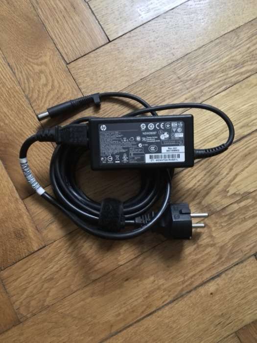 HP 45W -  19,5 V -- 2,31 A.