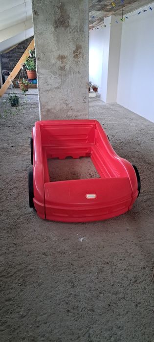 Pat în forma de masina