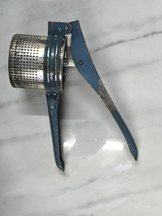 Ручная соковыжималка для дачи, полностью металлическая (СССР)