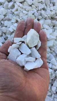 Белая каменная крошка (щебень) для клумб цена за 50 килограмм