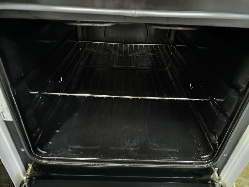 Свободнстояща печка с чугунуни котлони. Gorenje