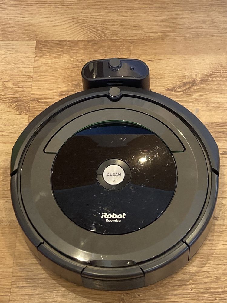 Robot de aspirare iRobot Roomba 696