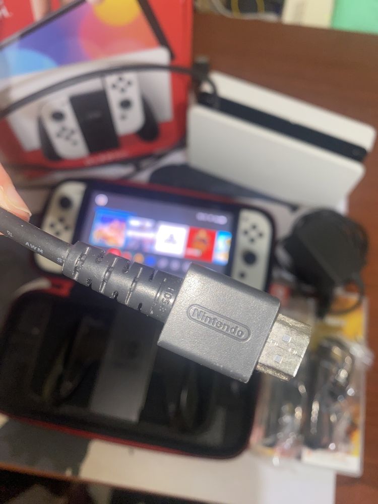 Nintendo Switch OLED white с 12 игри и твърд калъф