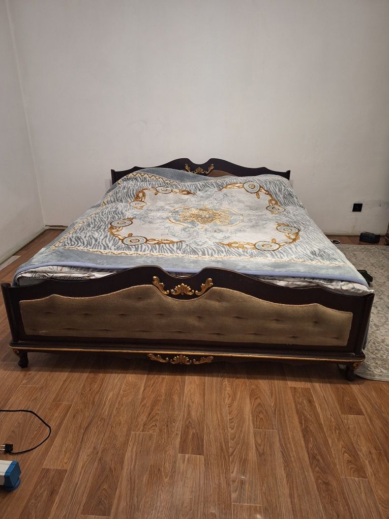 Стариная двухспальная кровать