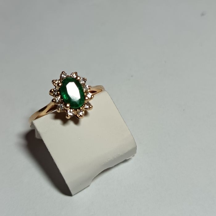 Златен пръстен. Emerald/смарагд/изомруд) и 12 диаманта