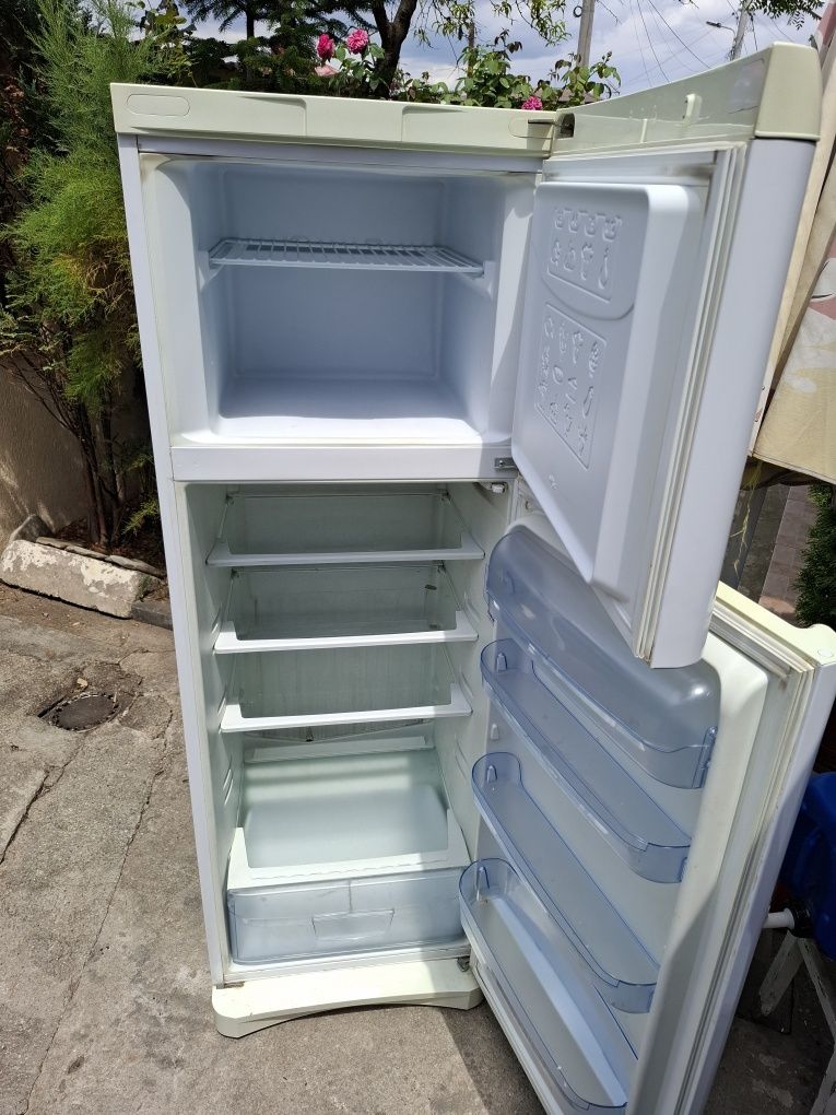 Vând frigider Indesit