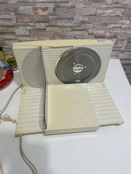 Vand feliator de mezeluri,paine,cozonac,chec