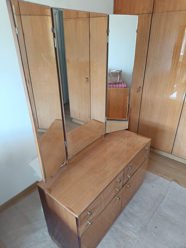 Продавам тоалетка, ракла, 2 бр. шкафчета. Бонус: спалня