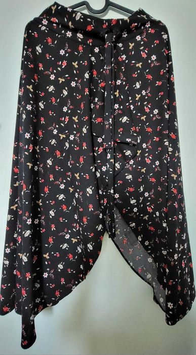 Fusta neagra cu flori si despicaturi in lateral, marimea XS/S