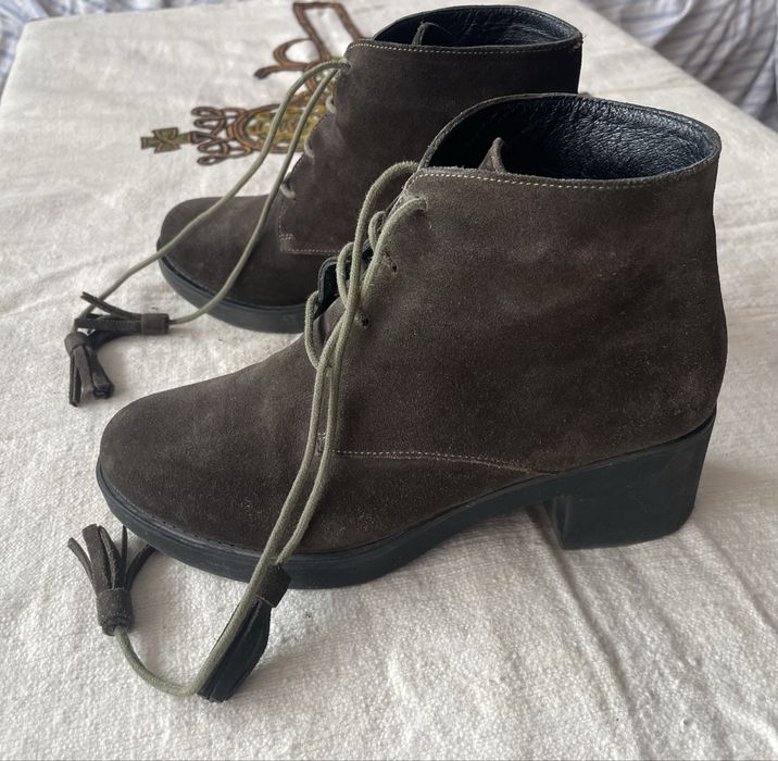 Продавам удобни и стилни боти от зелен велур