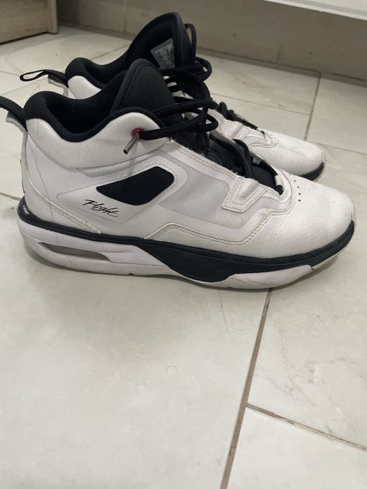 Vand urgent papuci jordan(sunt doar murdari)