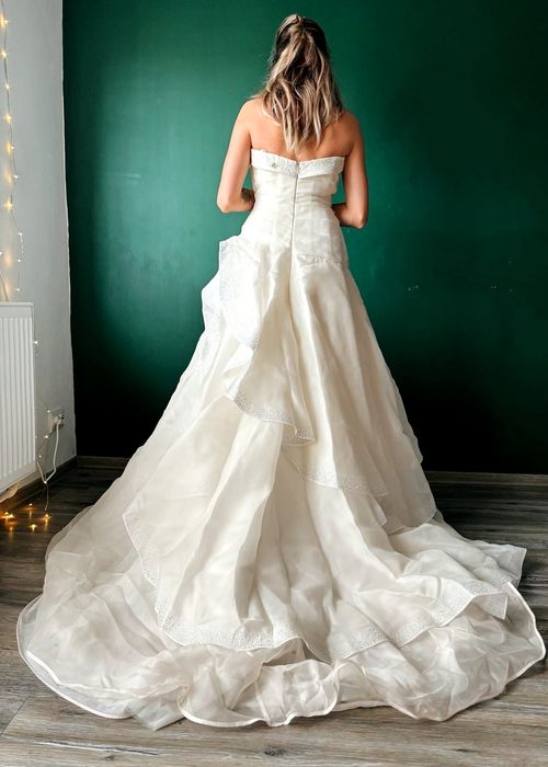 Reduceri de sezon -Rochie de mireasa cu trena și pietricele