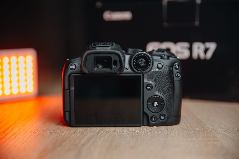 Canon EOS R7 cu garanție 18 luni