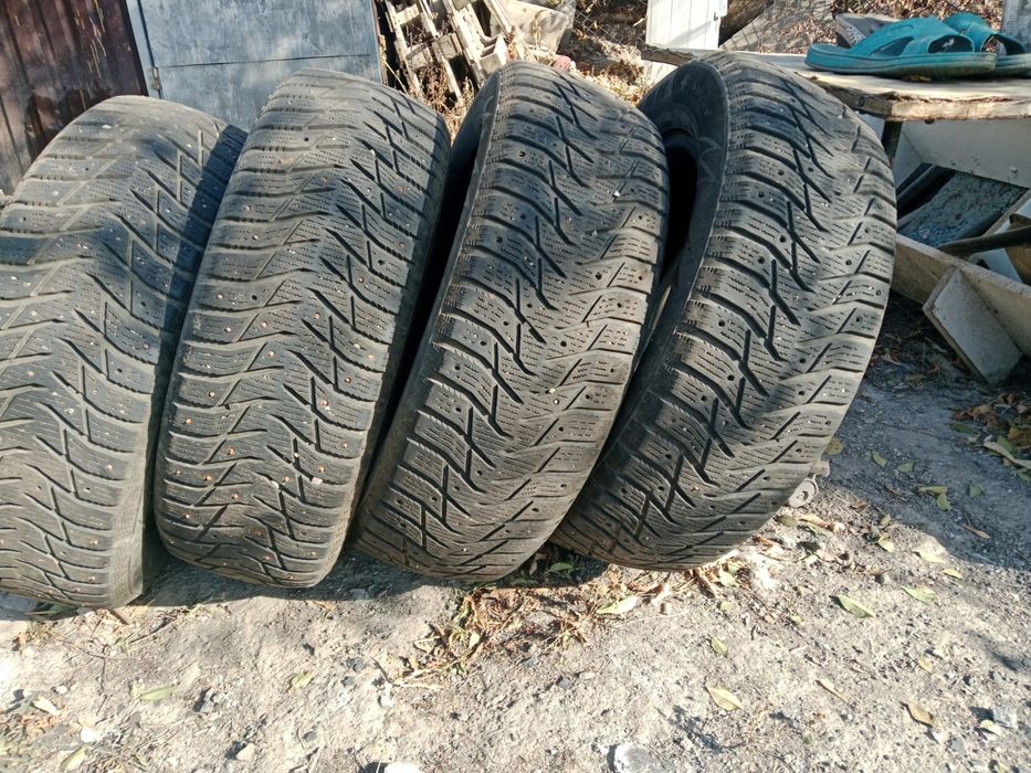 Зимние покрышки 215/60R16