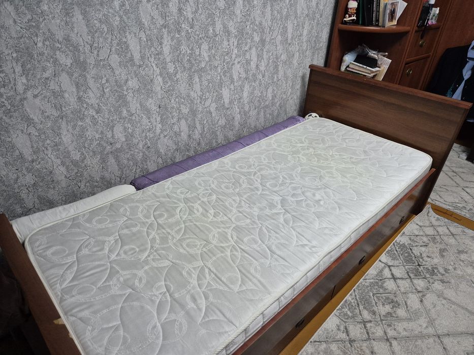 Продам кровать полуторка с матрасом