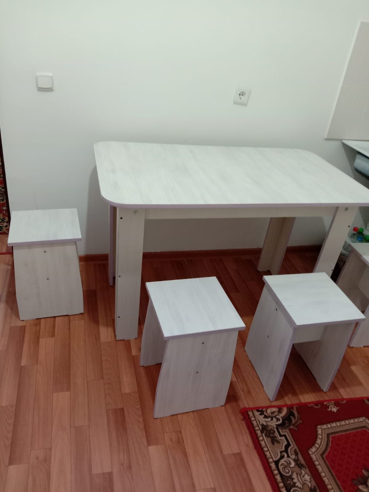Продаётся кухонный стол с 4 стульями в отличном состоянии.