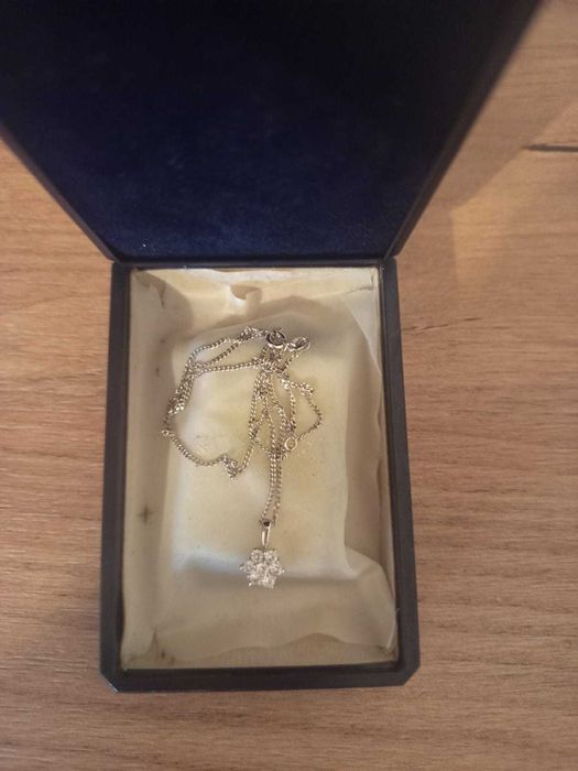 Vând lănțișoare de argint