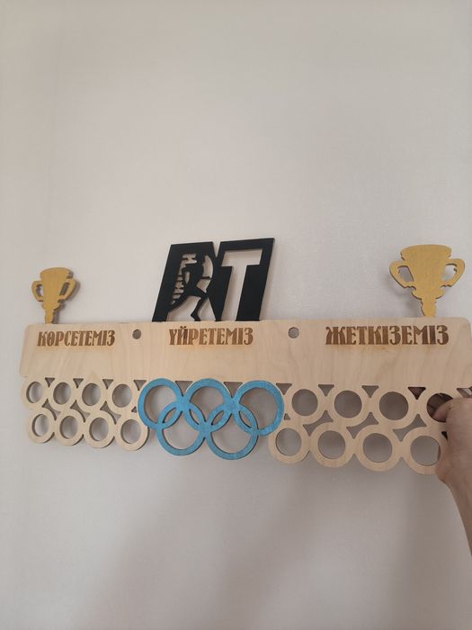 Продам медальницу