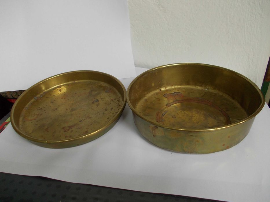 vas vechi din alama cu capac