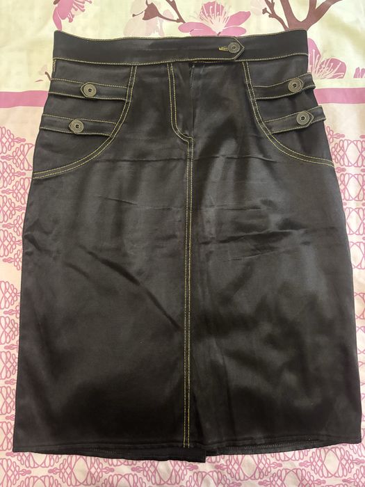 Юбка черного цвета с желтой строчкой