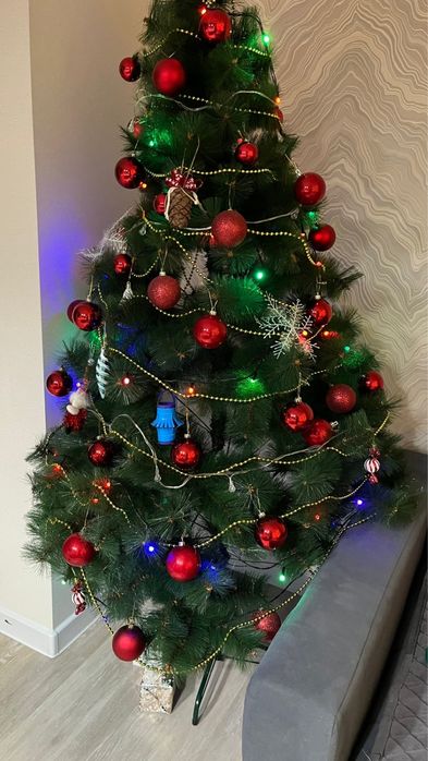 Елка искуственная с игрушками