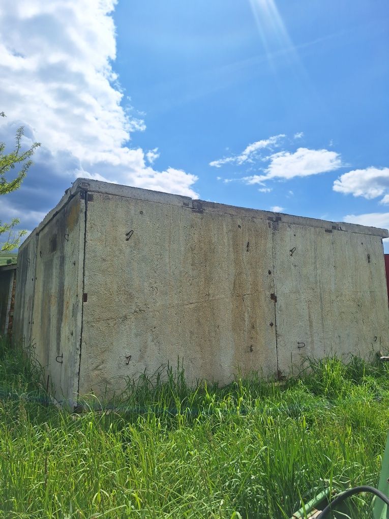 Vând doua garaje beton