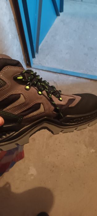 Продавам зимни обувки и зимен комплект