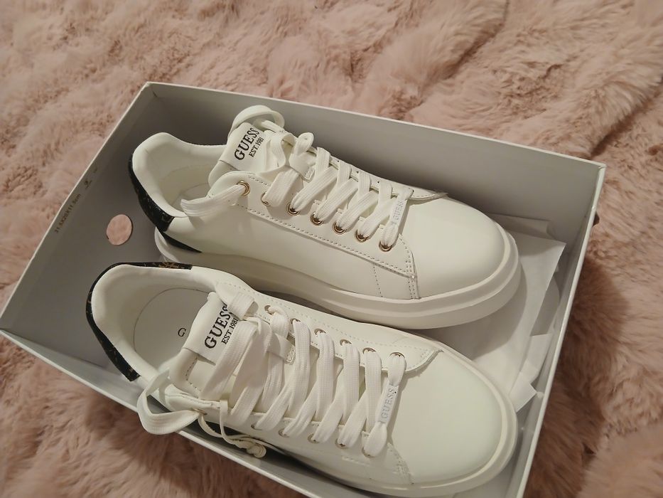 Vand adidași Guess