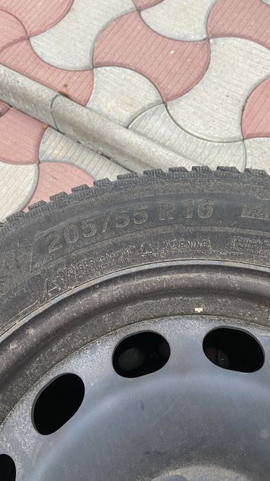 Vand 4 cauciucuri de iarna Michelin 205/55/16 cu jante de tabla.