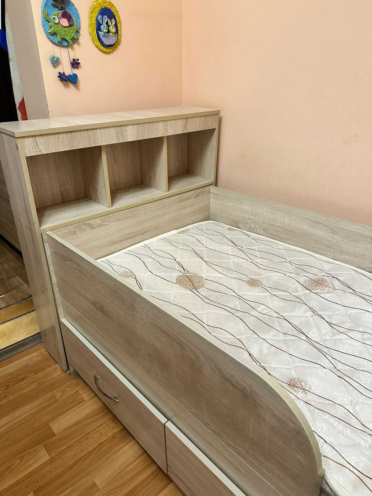 Кровать детская с матрасом, выдвижными ящиками и прикроватной полочкой