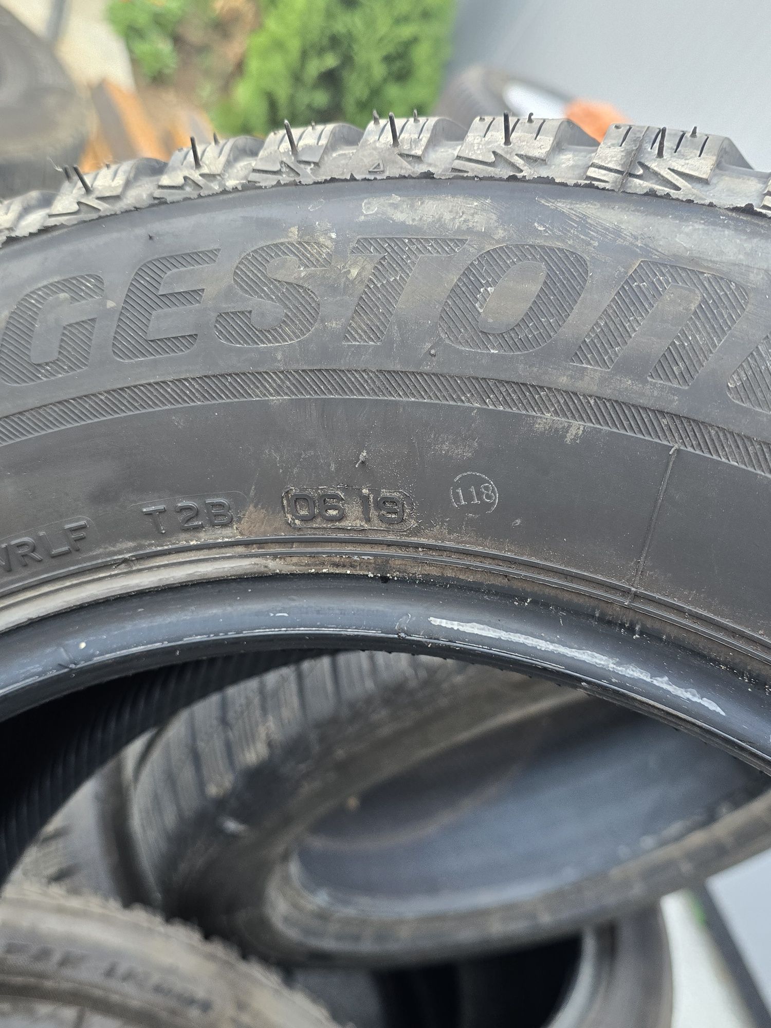 4 Броя 215/65/17 Bridgestone 2x7,2mm 2x5,6mm