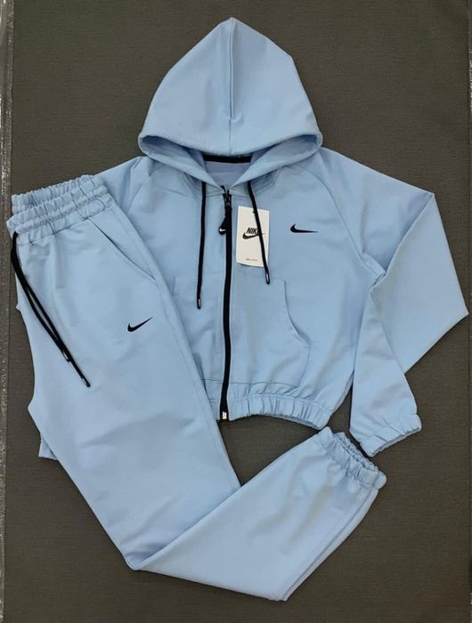 Nike Дамски Спортни Екипи (S-L) Различни Цветове